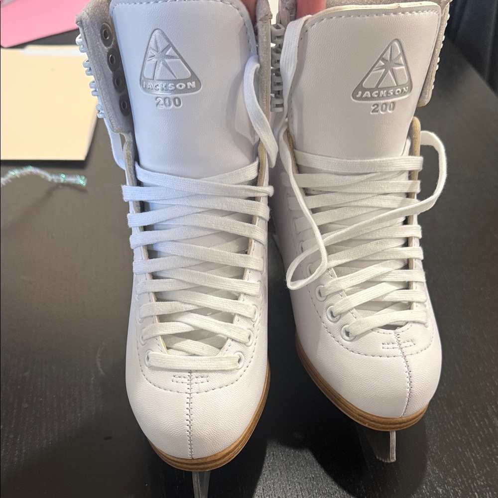 JACKSON ultimately classic 200 White Ice Skates with Brown Accents